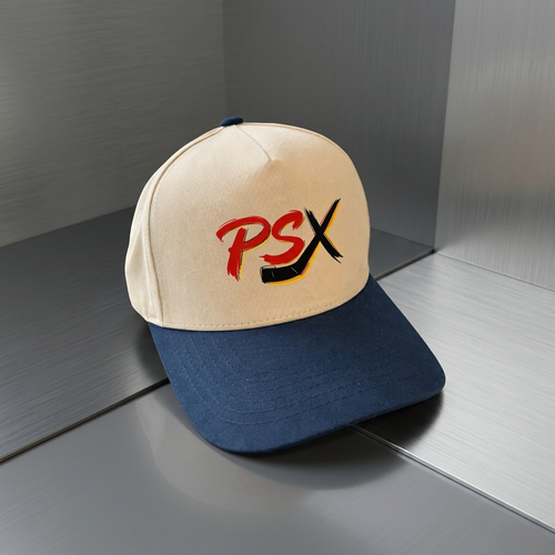 Casquette PSX blanche et bleu marin, logo rouge, fond studio gris