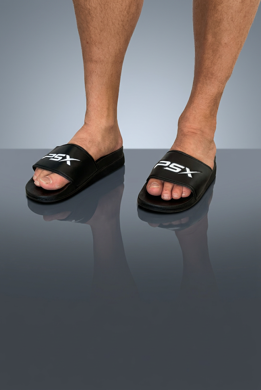 Sandales PSX noires portées, logo PSX blanc, fond studio gris
